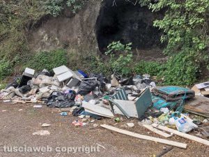 Viterbo - Rifiuti abbandonati in strada Riello 