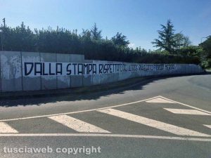 Viterbo - Lo striscione d'insulti contro Fioroni