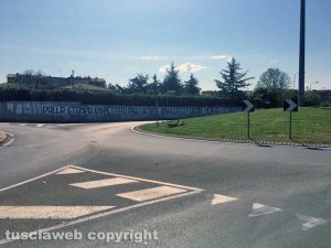 Viterbo - Lo striscione d'insulti contro Fioroni