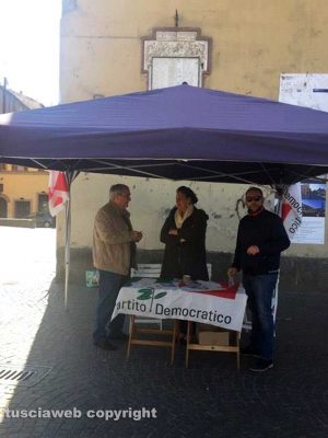 Viterbo - Pd - Fioroni al gazebo di piazza dei Caduti 
