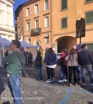 Viterbo - Primarie Pd 2017 - La fila ai seggi alle 18 