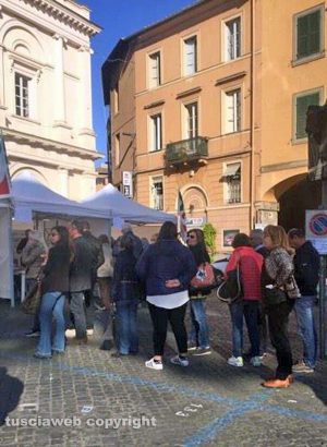 Viterbo - Primarie Pd 2017 - La fila ai seggi alle 18 