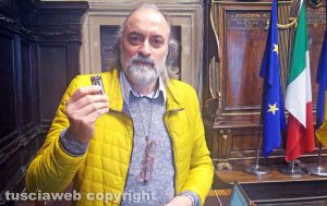 Sergio Insogna con una pila in mano