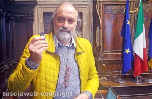 Sergio Insogna con una pila in mano