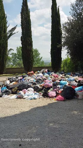 Rifiuti al cimitero di Grotte Santo Stefano