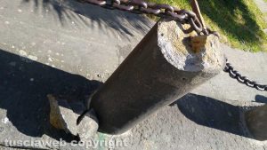 Viterbo - Le colonne di peperino rovinate al monumento dei Caduti