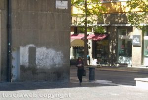 Viterbo - Piazza della Repubblica - La parte di muro pulita