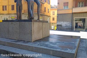 Viterbo - La base del monumento ai facchini con la parte ripulita