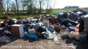 Viterbo - Discarica abusiva in strada Ferento