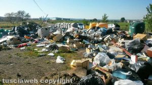 Viterbo - Discarica abusiva in strada Ferento