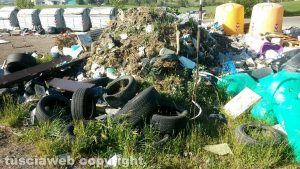 Viterbo - Discarica abusiva in strada Ferento