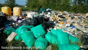 Viterbo - Discarica abusiva in strada Ferento