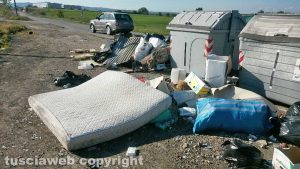 Viterbo - Discarica abusiva in strada Ferento