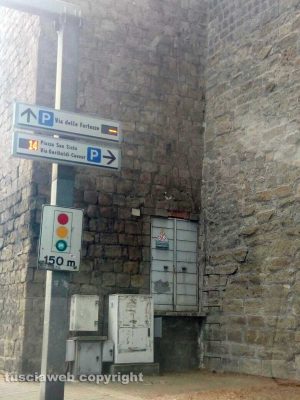 Viterbo - Cabina dell'Enel nelle mura medievali