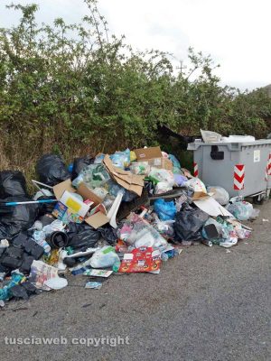 Viterbo - Montagne di rifiuti in strada Palanzana