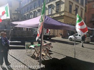Viterbo - Pd in piazza delle Erbe per Renzi