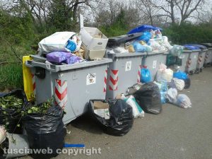 Viterbo - Secchioni stracolmi in strada Montepizzo