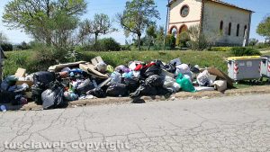 Viterbo - Rifiuti in strada a Castel D'asso