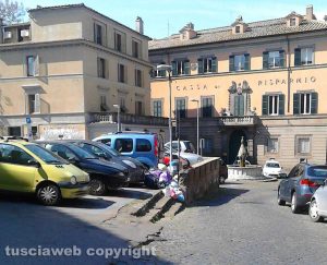 Viterbo - Rifiuti a piazza Dante