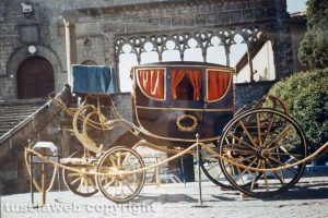 Viterbo - La carrozza esposta, dopo il primo restauro, a piazza del Duomo
