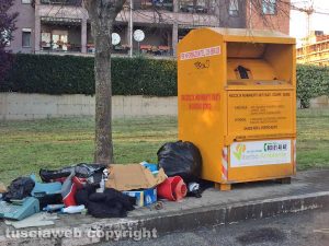 Viterbo - Rifiuti lasciati in strada nel quartiere S. Lucia