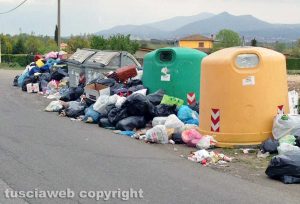Viterbo - Rifiuti in strada Montarone