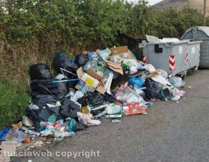 Viterbo - Montagne di rifiuti in strada Palanzana
