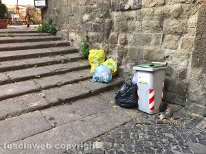 Viterbo - Immondizia sulle scale di piazza del Gesù