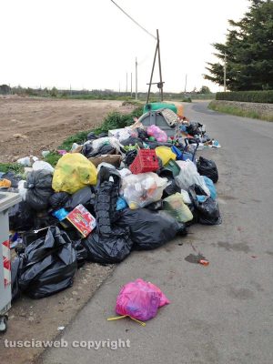 Viterbo - Rifiuti in strada Montarone