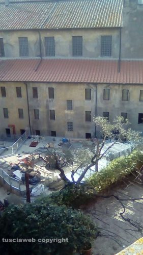 Viterbo - Il cantiere alle spalle del teatro dell'Unione