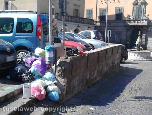 Viterbo - Rifiuti a piazza Dante