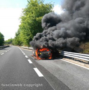 La macchina in fiamme