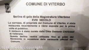 L'avviso dell'esposizione della carrozza dopo il restauro 