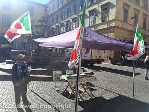 Viterbo - Pd in piazza delle Erbe per Renzi