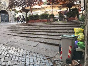 Viterbo - Immondizia sulle scale di piazza del Gesù