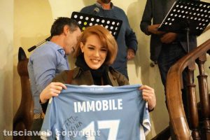 Gran gala di Caffeina - Sheila Grazini con la maglia di Immobile