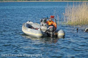 Ronciglione - Cadavere emerge dal lago di Vico - Le operazioni di recupero