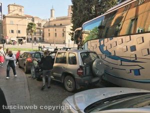 Viterbo - Pullman turistico incastrato a via Cairoli