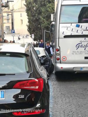 Viterbo - Pullman turistico incastrato a via Cairoli
