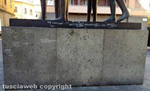Viterbo - La base del monumento ai facchini con le scritte