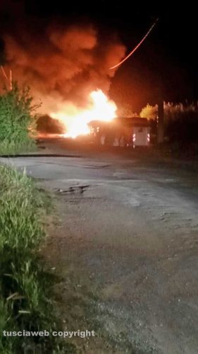 Viterbo - Isola ecologica in fiamme sulla Tuscanese 