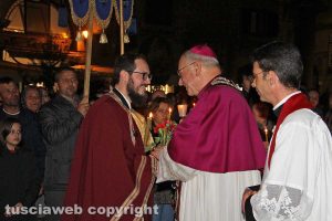 Pasqua - Viterbo – La processione del Cristo morto - L'abbraccio tra il vescovo e padre Vasile, sacerdote della parrocchia ortodossa romena