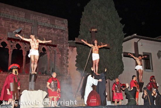 Pasqua - Viterbo – La processione del Cristo morto - La rappresentazione della crocifissione