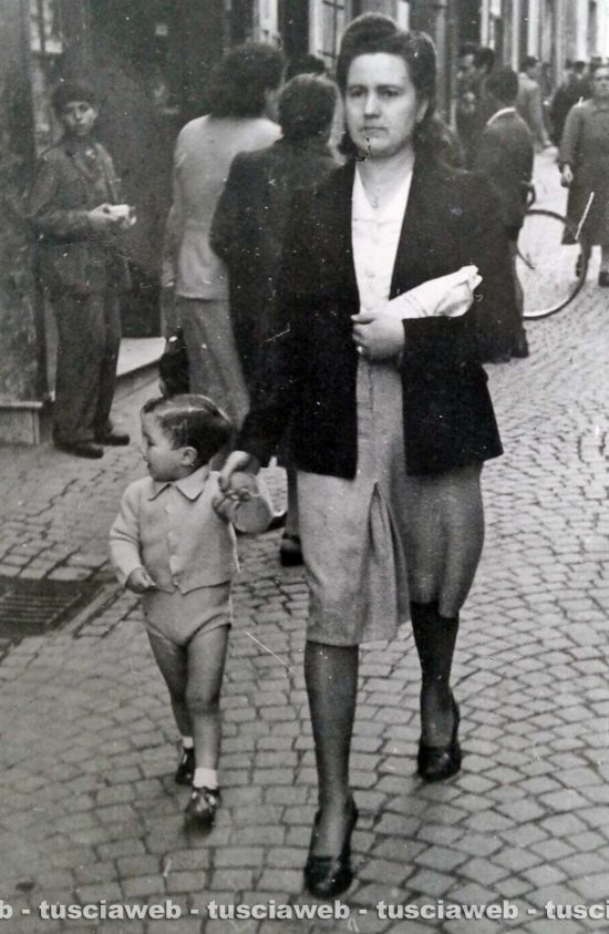 Viterbo - Come eravamo 1947 - Valeria Calevi con il figlio Roberto in via Roma
