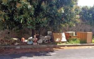 I rifiuti fuori dalla scuola di Bassano Romano