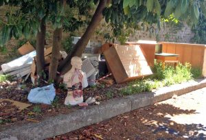 I rifiuti fuori dalla scuola di Bassano Romano