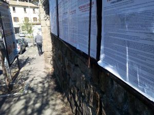 Viterbo - I cartelli arrugginiti e sporgenti