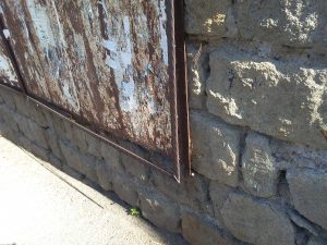 Viterbo - I cartelli arrugginiti e sporgenti