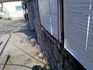 Viterbo - I cartelli arrugginiti e sporgenti