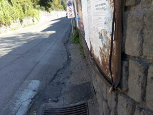 Viterbo - I cartelli arrugginiti e sporgenti